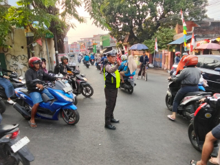 Polsek Kenjeran Laksanakan Pos Awal di Jembatan Pogot, Arus Lalu Lintas Lancar dan Kondusif