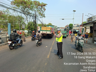 Satlantas Polres Pelabuhan Tanjung Perak Rutin Patroli dan Pantau Arus Lalu Lintas