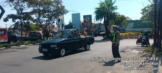 Polsek Krembangan Pantau Arus Lalu Lintas di Simpang Tiga Mbah Ratu, Antisipasi Kepadatan