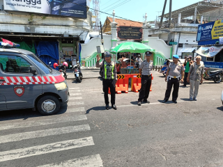 Polsek Semampir Patroli Harkamtibmas di Wisata Religi Sunan Ampel, Antisipasi 3C dan Kenakalan Remaja
