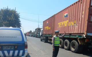 Polsek Krembangan Patroli Depan SPBU Kalianak, Antisipasi Kemacetan dan Laka Lantas