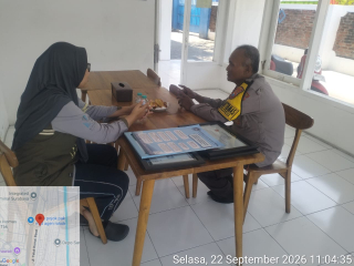 Bhabinkamtibmas Tanjung Perak Sambang dan Koordinasi di SPPG, Pastikan Distribusi MBG Berjalan Lancar