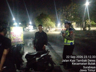 Polsek Kenjeran Patroli Blue Light dan Dialogis di Bulak, Sampaikan Imbauan Antisipasi Curanmor