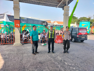 Polsek Semampir Patroli Harkamtibmas di Terminal Religi Sunan Ampel, Antisipasi 3C dan Kenakalan Remaja