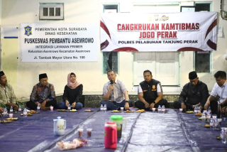 Cangkrukan Kamtibmas Jogo Perak, Kapolres Tanjung Perak Ajak Warga Jaga Surabaya Bersama.