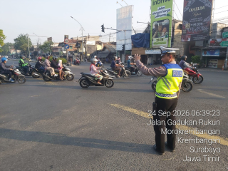 Polsek Krembangan Pantau Arus Lalu Lintas Pagi di Simpang Tiga Mbah Ratu