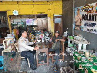 Bhabinkamtibmas Dupak Sambang Warga di Jalan Alun-Alun Bangunsari, Sampaikan Pesan Kamtibmas
