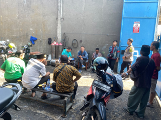 Bhabinkamtibmas Wonokusumo Sambang Warga di Jalan Bulak Banteng Baru, Antisipasi Curanmor