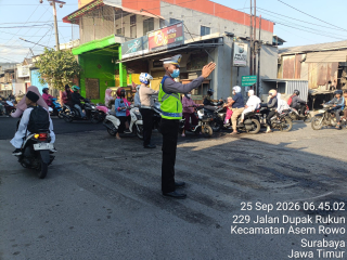 Polsek Asemrowo Laksanakan Pos Awal di Perlintasan KA Tambak Mayor, Pastikan Arus Lalin Lancar