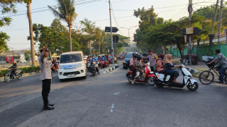 Bhabinkamtibmas Polsek Kenjeran Laksanakan Pengaturan Lalu Lintas di Pertigaan Nambangan