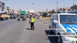 Polsek Krembangan Patroli di SPBU Kalianak, Antisipasi Kemacetan dan Laka Lantas