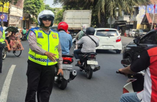 Satlantas Polres Tanjung Perak Patroli dan Atur Arus Lalin di Sejumlah Titik, Cegah Kemacetan