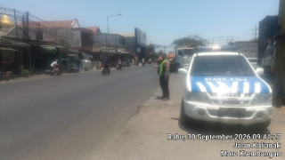 Polsek Krembangan Pantau Arus Lalu Lintas di Depan SPBU Moro, Situasi Aman dan Lancar