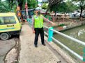 Waspada Adanya Potensi Banjir, Personil Polsek Pabean Cantikan Rutin Cek Kondisi Sungai