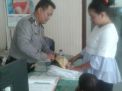 Polsek Pabean Cantikan Cek Barang Bawaan Pembesuk Tahanan