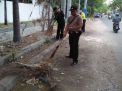 Jalin Kedekatan, Polsek Krembangan Ajak Warga Kerja Bakti Bersama