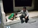 Babinkamtibmas Dupak Bantu Beri Makanan Kepada Bocah Pengamen