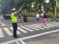Satlantas Polres Tanjung Perak Bantu Seberangkan Anak-anak Sekolah