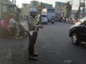 Satlantas Polres Tanjung Perak Berikan Pelayanan Lewat Pengaturan Lalu Lintas Pagi