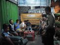 Panit Binmas Polsek Asemrowo Sampaikan Pesan Waspada 3C di Acara Cangkrukan