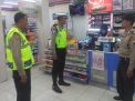 Patroli Malam di Mini Market, Polsek Asemrowo Antisipasi Kriminalitas