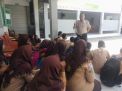 Babinkamtibmas Polsek Kenjeran Himbau Pelajar MTS Nurul Hikmah Tidak Terprovokasi Ajakan Demo