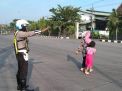 Satlantas Polres Tanjung Perak Berikan Pelayanan Lewat Pengaturan Pagi