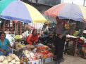 Babinkamtibmas Krembangan Utara Sampaikan Pesan Waspada Uang Palsu Ke Pedagang Pasar