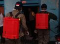 Babinkamtibmas Bulak Banteng Lakukan Penyemprotan Antiseptic di Rumah Warga