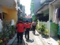 Babinkamtibmas Takal Kedinding Kawal Penyemprotan Antiseptic di Pemukiman