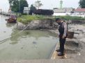 Antisipasi Potensi Banjir, Satsabhara Polres Tanjung Perak Lakukan Pemantauan Debit Air