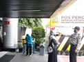 Personil Pospam Polsek Pabean Cantikan Lakukan Pengecekan Suhu Badan Penumpang Kereta Api