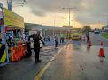 Personil Pospam Polres Tanjung Perak Lakukan Penyemprotan Disinfektan Terhadap Setiap Kendaraan Masuk