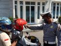 Anggota Piket Pospam Suramadu Lakukan Penyekatan Kendaraan Menuju Madura