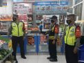 Polsek Pabean Cantikan Lakukan Patroli Malam di Mini Market, Titip Pesan Waspada Pencurian
