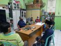 Babinkamtibmas Morokrembangan Sampaikan Pesan Kepatuhan Protokol Kesehatan Ke Pengurus Kampung