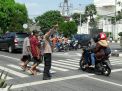 Lakukan Pengaturan Pagi, Personil Polsek Kenjeran Beri Pelayanan Masyarakat