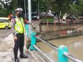 Polsek Pabean Cantikan Pantau Debit Air di Sungai Kalimas