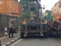 Satlantas Polres Tanjung Perak Lakukan Pengaturan Bantu Evakuasi Truk Mogok