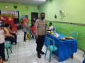Babinkamtibmas Morokrembangan Lakukan Pengamanan Vaksinasi Covid-19 Untuk Lansia di Balai RW 07 Jalan Kalianak