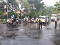 Personil Unit Lantas Polsek Asemrowo Gelar Pengaturan Pagi di Jalan Dupak Rukun Untuk Cegah Kemacetan