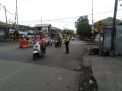 Unit Lantas Polsek Asemrowo Lakukan Pengaturan Pagi di Jalan Tambak Mayor, Berikan Pelayanan Kepada Pekerja