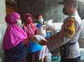 Babinkamtibmas Sidotopo Wetan Serahkan Bantuan Beras Dari Polda Jatim Untuk Warga Kurang Mampu