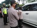 Kapolres Tanjung Perak Pantau Penyekatan di Pospam Dupak Rukun Sekaligus Bagikan Bingkisan Lebaran