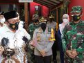 Kapolres Tanjung Perak Bersama Dandim Surabaya Timur Bagikan Bantuan Beras Untuk Warga RW 4 Sidotopo Wetan