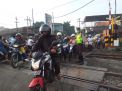 Polsek Asemrowo Atur Lalu Lintas Pagi di Jalan Tambak Mayor