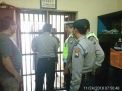 Polsek Pabean Cantikan Cek Tahanan Rutin Dilanjutkan Pemberian Makan Pagi