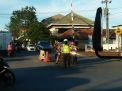Unit Lantas Polsek Asemrowo Atur Lalu Lintas Pagi di Jalan Tambak Mayor
