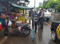 Satsabhara Polres Tanjung Perak Patroli Bareng Pelindo di Pasar Ujung