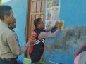 Babinkamtibmas Tambak Sarioso, Lakukan Pemangan Poster Pendaftaran Polri